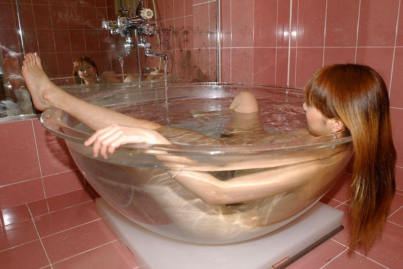 15P Homemade pix of petite amateur Asian teen girlfriend taking bath
