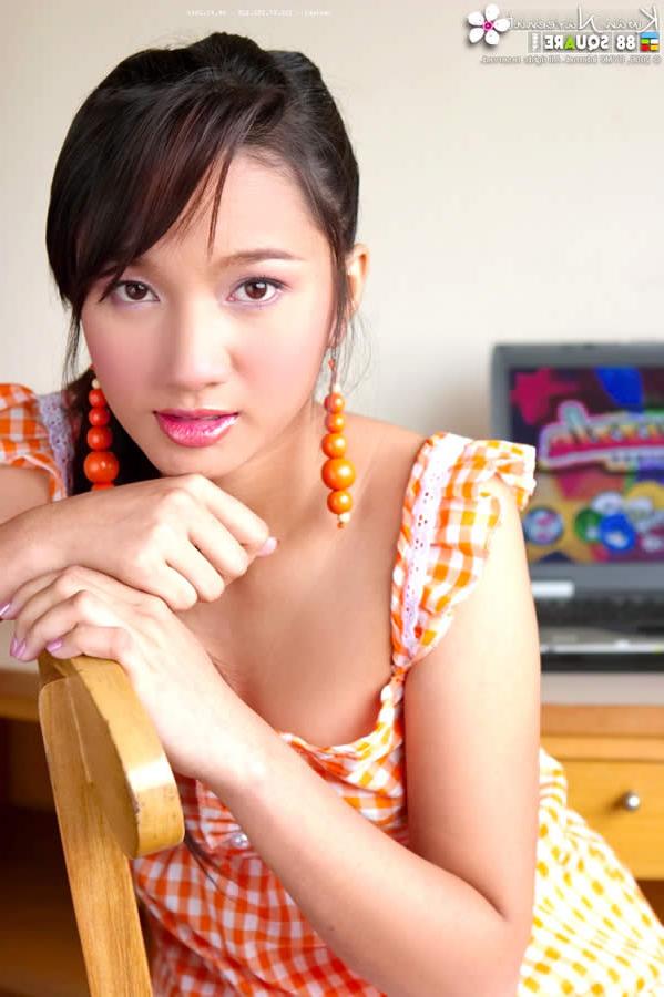 15P Cute thai girl spreading for the camera