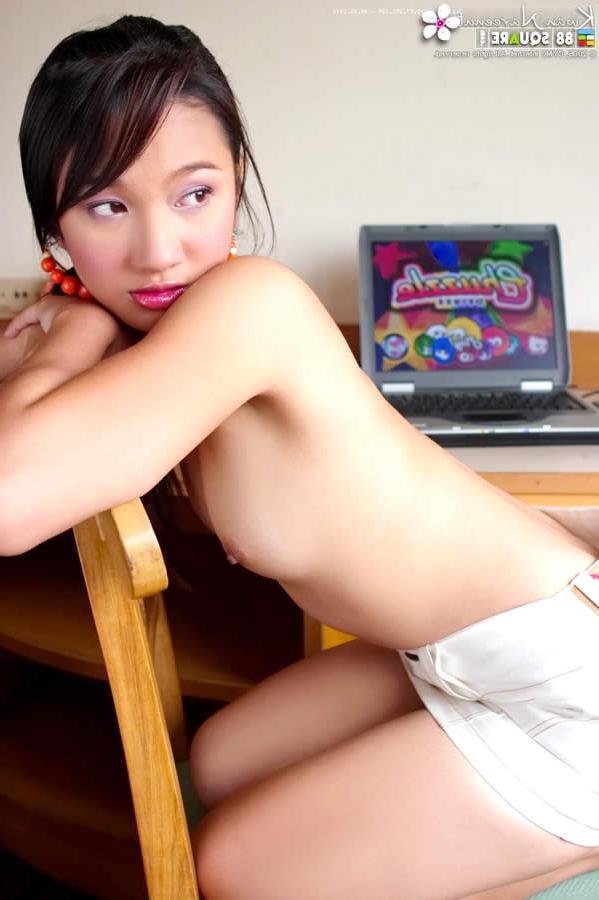 15P Cute thai girl spreading for the camera