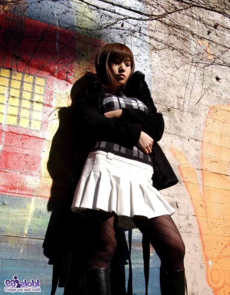 16P Yuria is enjoying the attention of her horny male friend