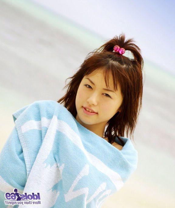 16P Hitomi enjoys showing off in her sarong and teasing guys