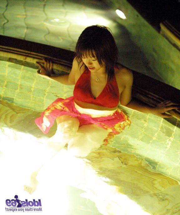 16P Hitomi enjoys showing off in her sarong and teasing guys