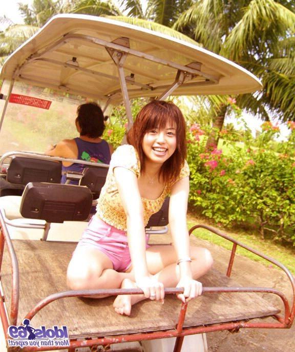 16P Hitomi enjoys showing off in her sarong and teasing guys