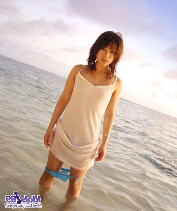 16P Hitomi enjoys showing off in her sarong and teasing guys
