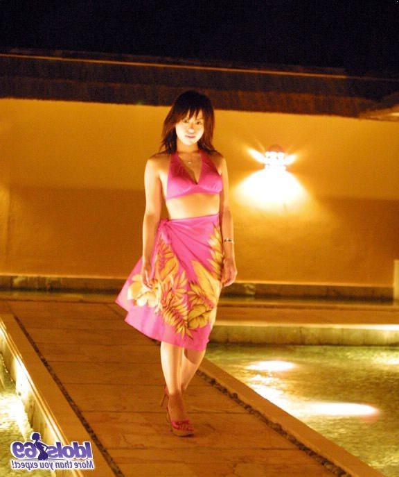 16P Hitomi enjoys showing off in her sarong and teasing guys
