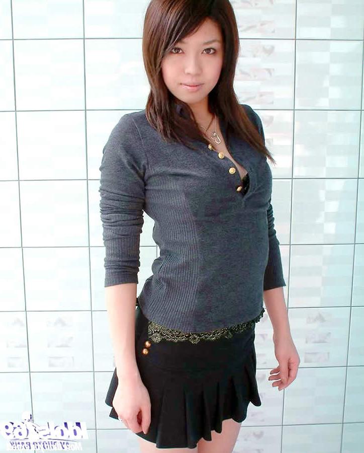 15P Sexy japanese girl undressing at the pool