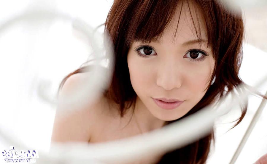 15P Beautiful japanese model with a tight body
