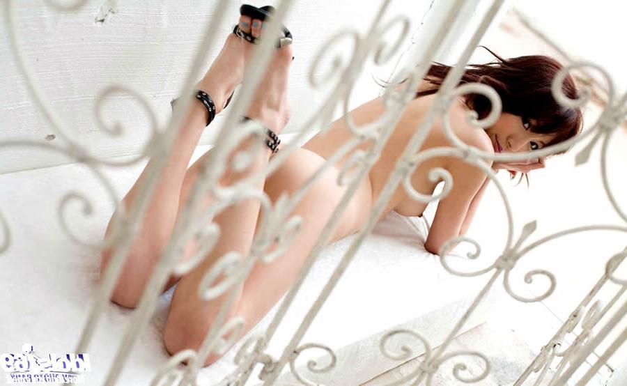15P Beautiful japanese model with a tight body