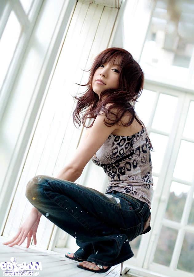 15P Beautiful japanese model with a tight body