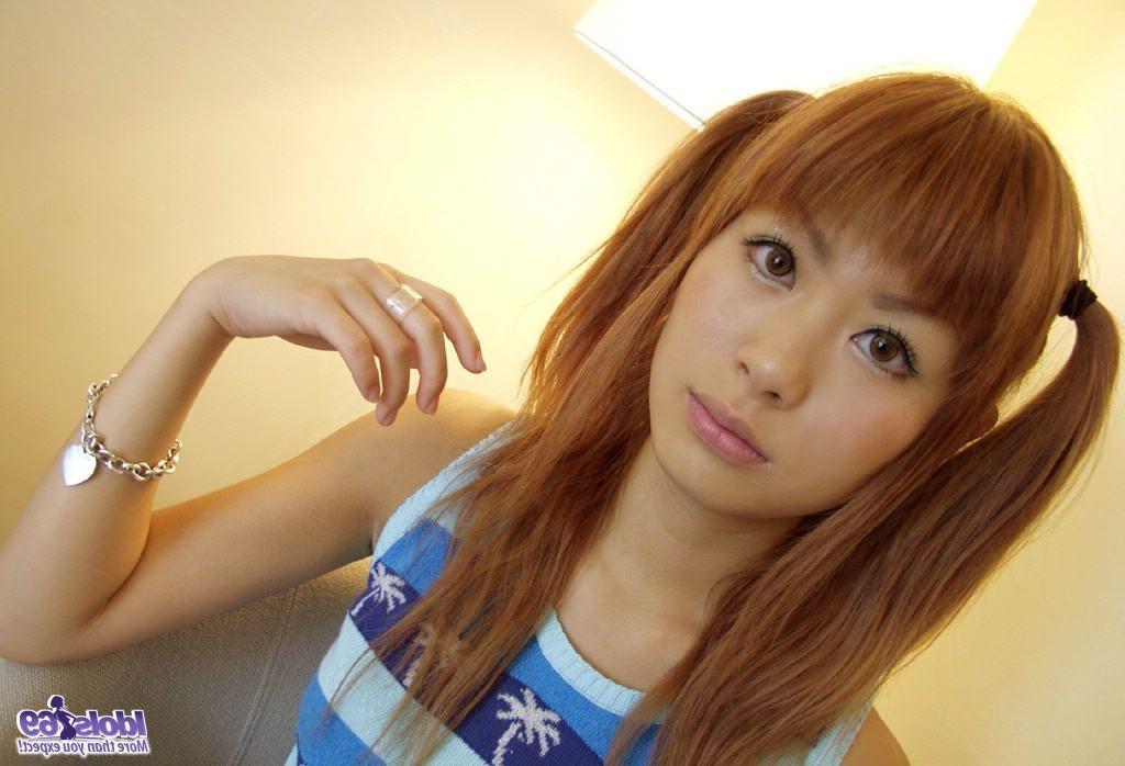 16P Naughty Aki takes off clothes and jumps on the bed naked