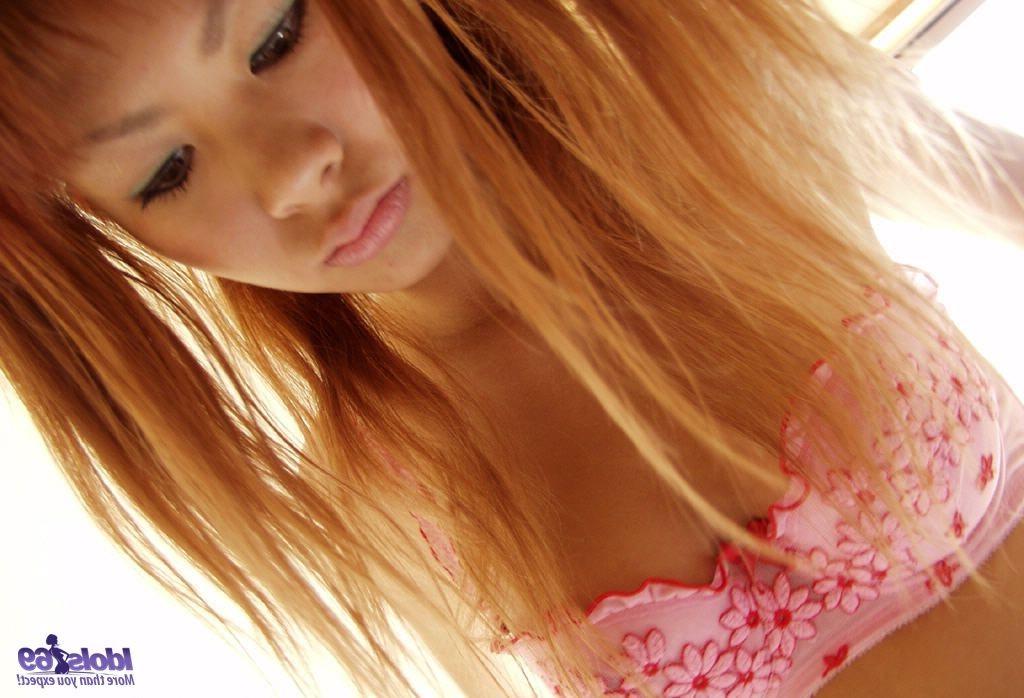 16P Naughty Aki takes off clothes and jumps on the bed naked