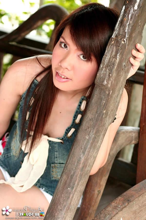 15P Sexy thai girl showing off her nice curves