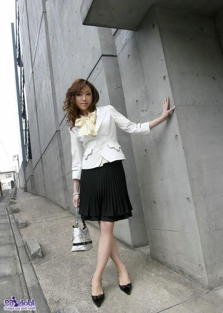 15P Japanese secretary in stockings shows upskirt panties and heels