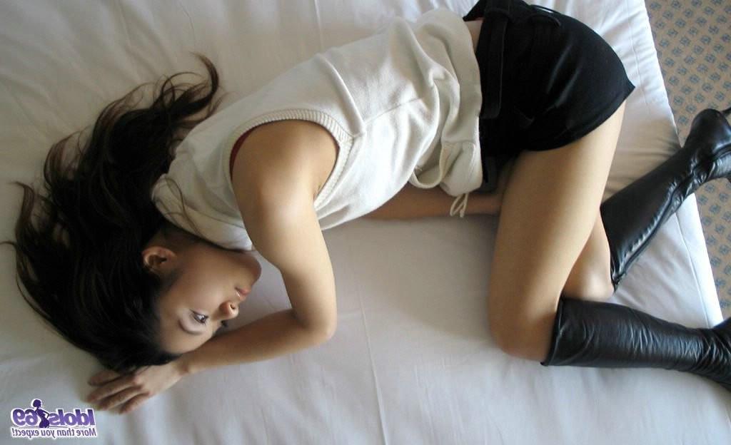 15P Cute japanese babe shows off her tight ass and sexy thong