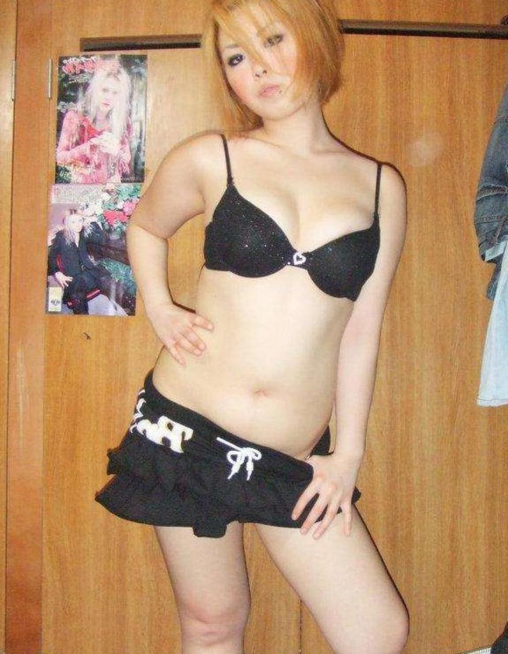 16P Mega oozing hot and delicious Asian girls posing naked