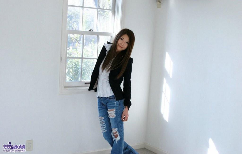 15P Japanese lady in tight jeans shows off her ass