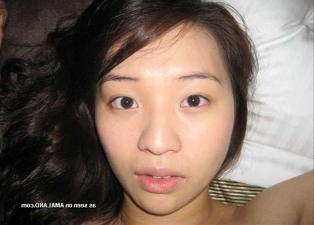 15P Petite Asian GF strips and bathes in hotel room