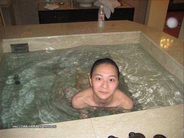 15P Petite Asian GF strips and bathes in hotel room