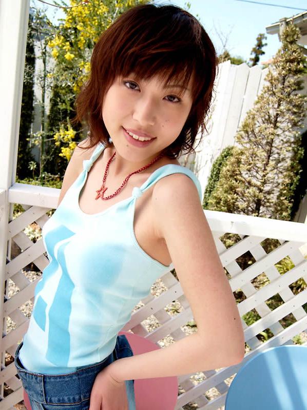 15P Sweet japanese girl naked in the backyard
