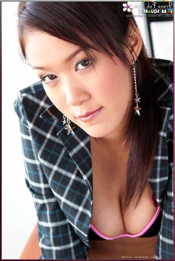 15P Busty thai girl showing off her great curves