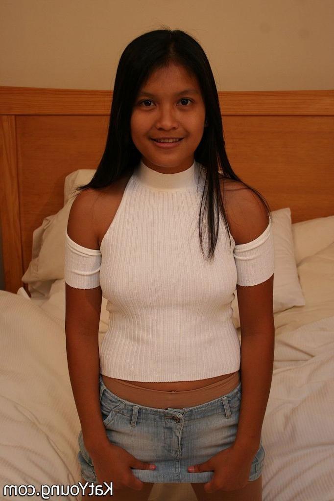 16P Kat Young :: Beautiful asian girl in sexy pantyhose does a sexy tease for you