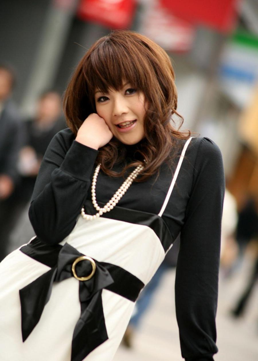 16P Japanese whore is enjoying the fame of a model photographed