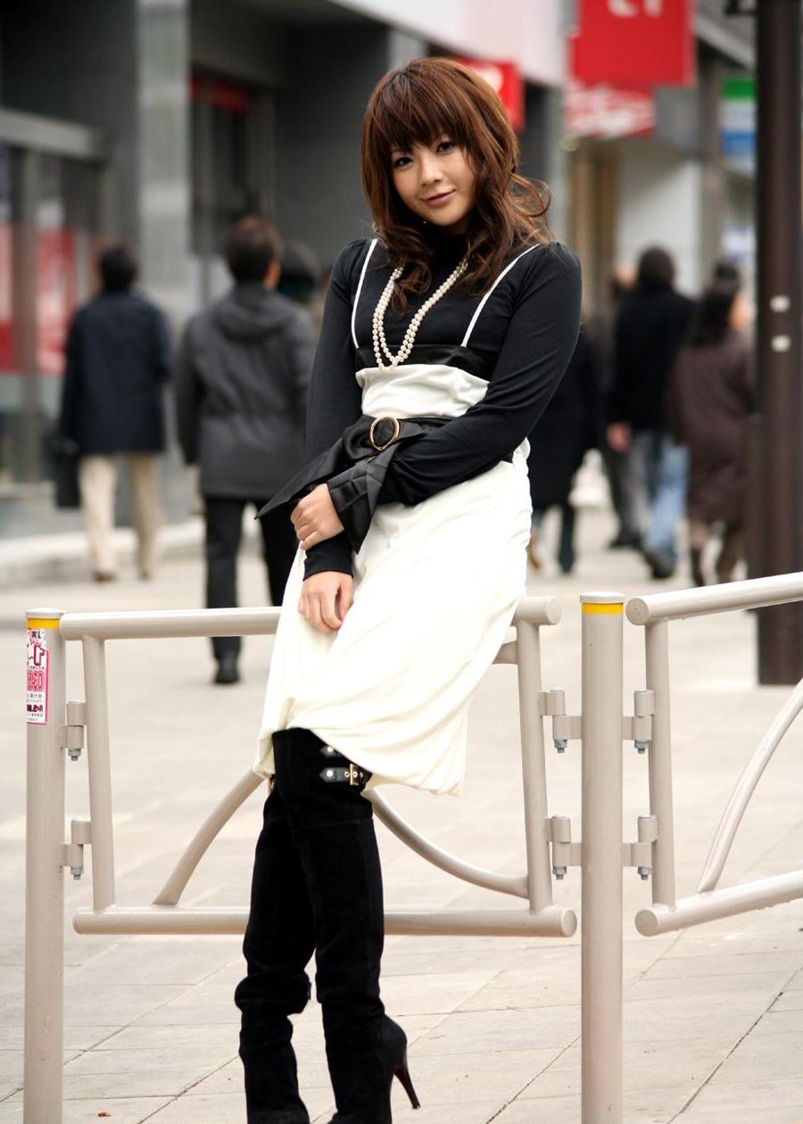 16P Japanese whore is enjoying the fame of a model photographed
