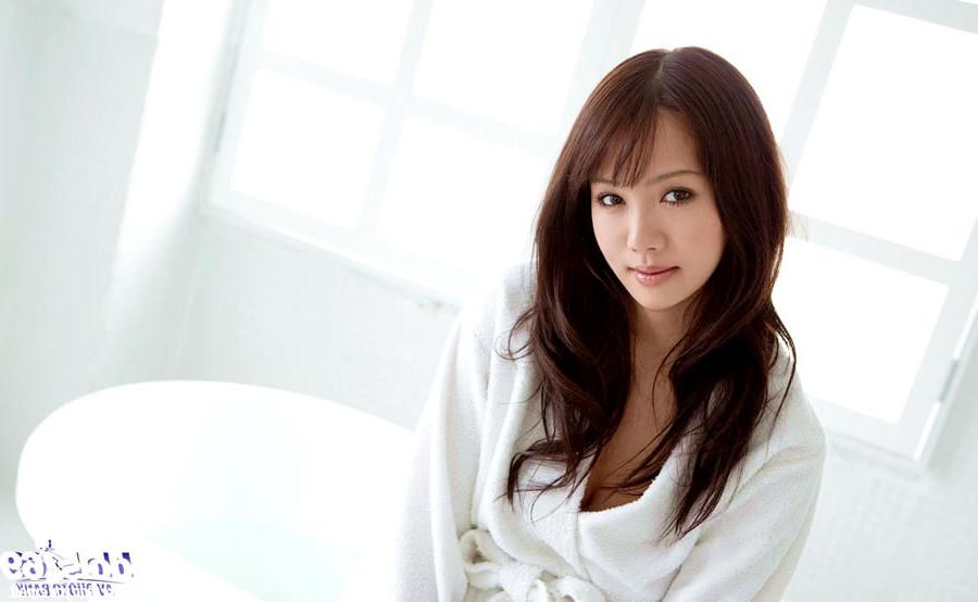 15P Beautiful japanese girl taking a bath