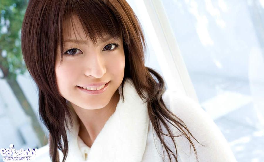 15P Cute japanese model wearing a short miniskirt