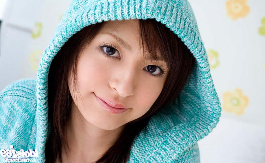 15P Japanese model showing off her tight little ass