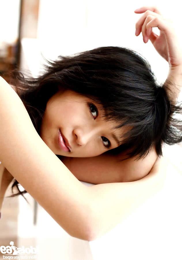 15P Japanese babe wearing a short mini skirt