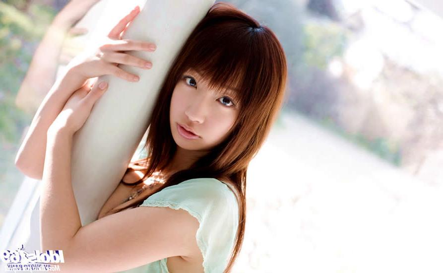 15P Japanese model showing off her gorgeous body