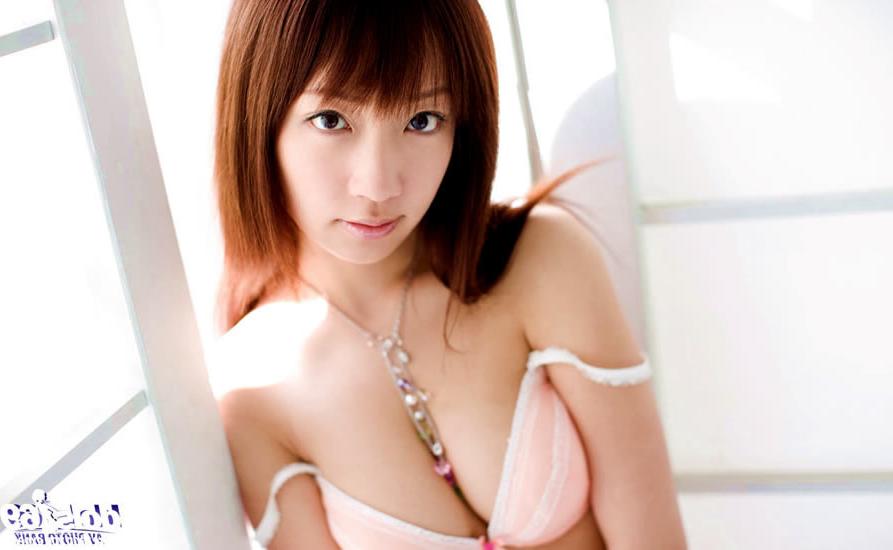 15P Japanese model showing off her gorgeous body