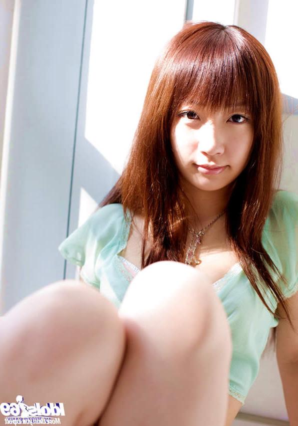 15P Japanese model showing off her gorgeous body