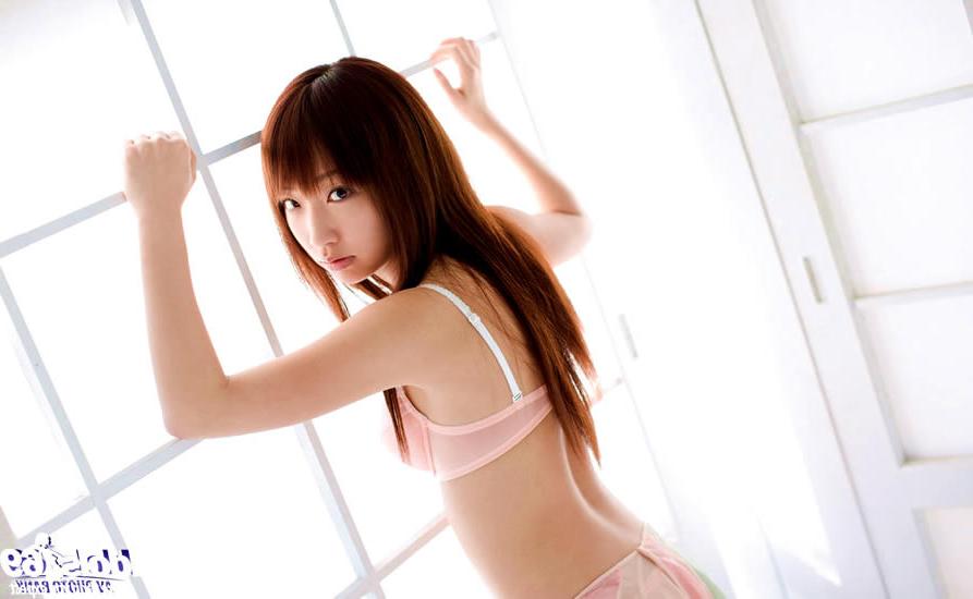 15P Japanese model showing off her gorgeous body