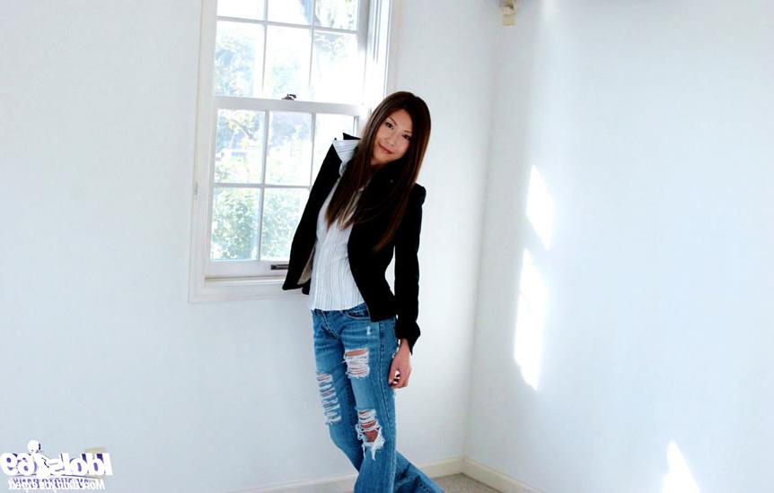 15P Sexy japanese girl with a tight little ass