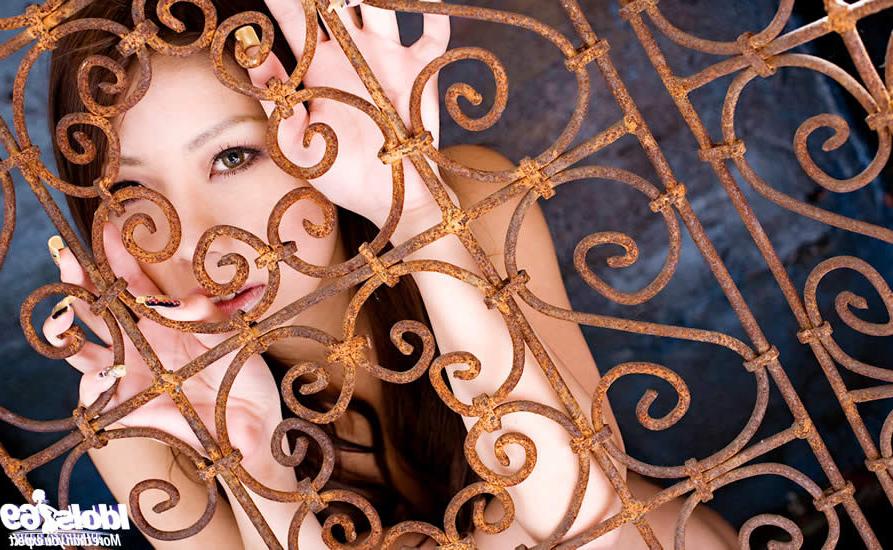 15P Japanese model showing off her perfect body