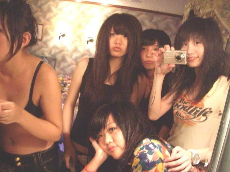 15P Amateur Asian teen girlfriends take homemade pix in hotel room