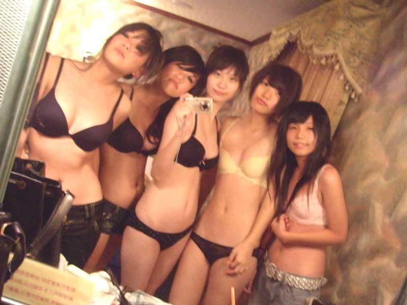 15P Amateur Asian teen girlfriends take homemade pix in hotel room