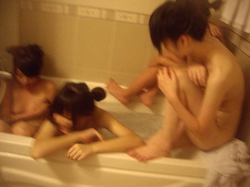 15P Amateur Asian teen girlfriends take homemade pix in hotel room