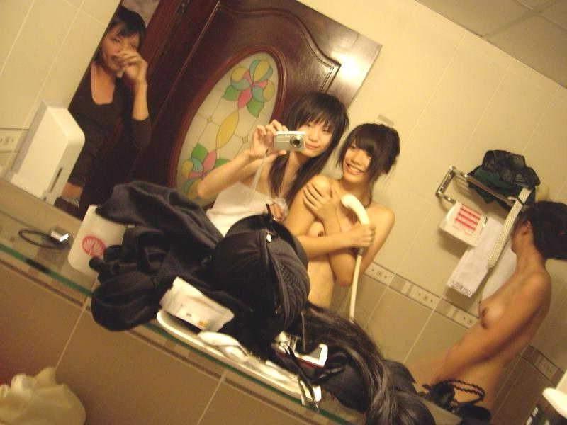 15P Amateur Asian teen girlfriends take homemade pix in hotel room