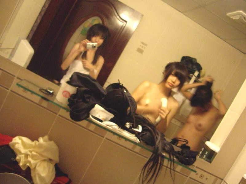 15P Amateur Asian teen girlfriends take homemade pix in hotel room