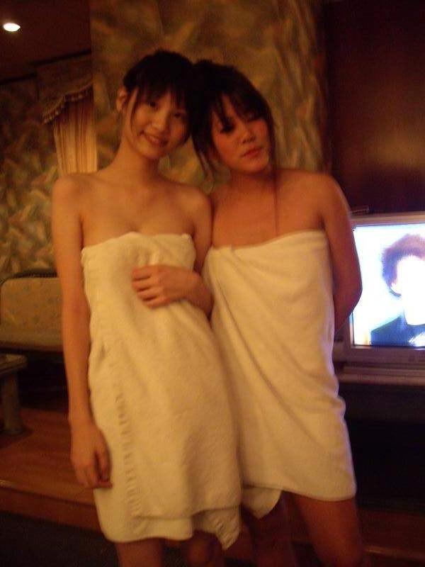 15P Amateur Asian teen girlfriends take homemade pix in hotel room