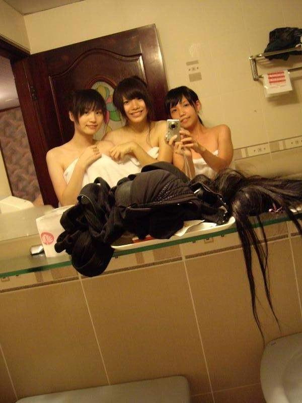 15P Amateur Asian teen girlfriends take homemade pix in hotel room