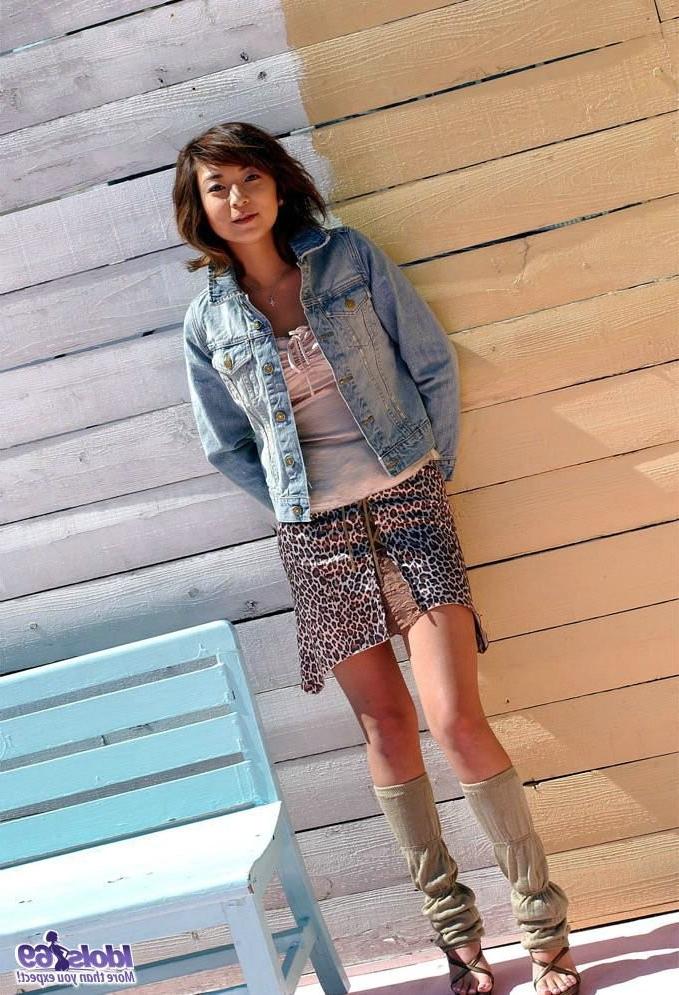 15P Shy Japanese milf got naked and shows off her tiny body