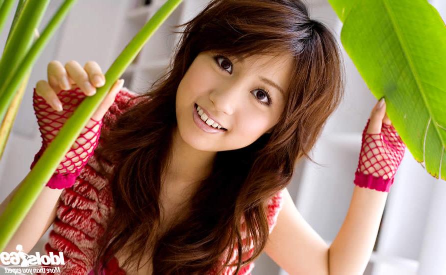 15P Japanese babe showing off her tight body