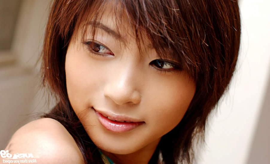 15P Japanese babe showing off her nice boobs