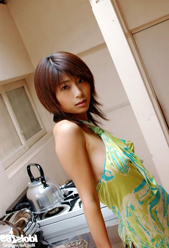 15P Japanese babe showing off her nice boobs