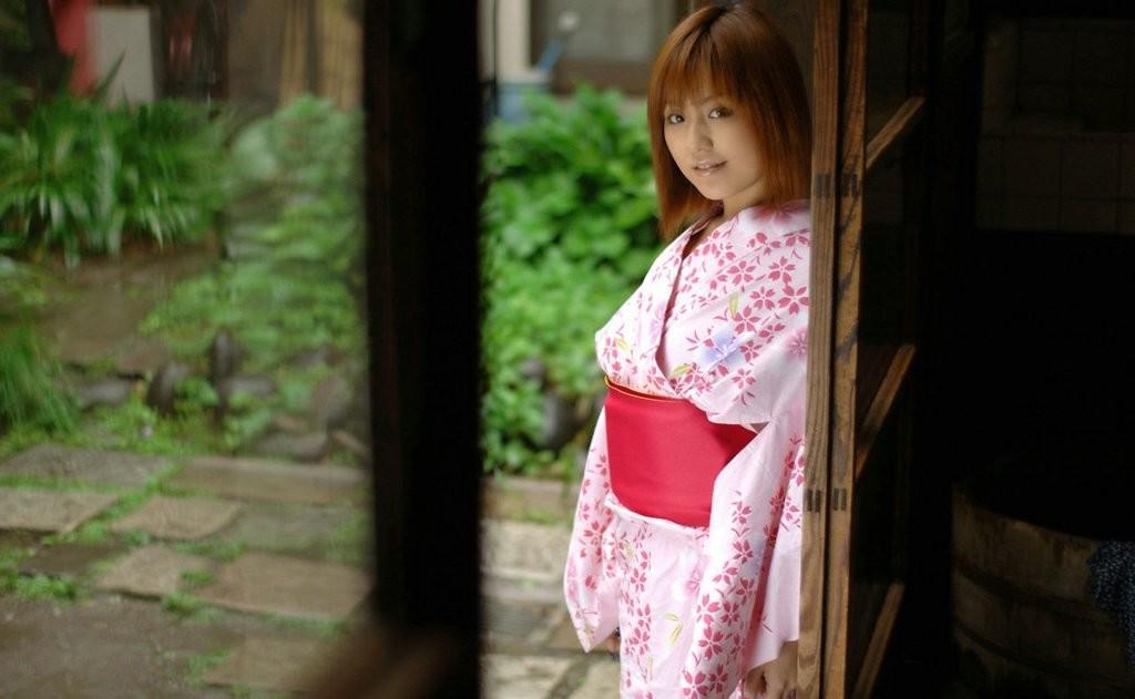 15P A cute Japanese AV idol in her kimono getting used in her room