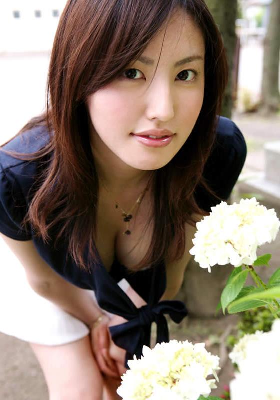 15P Japanese hottie showing off her nice curves